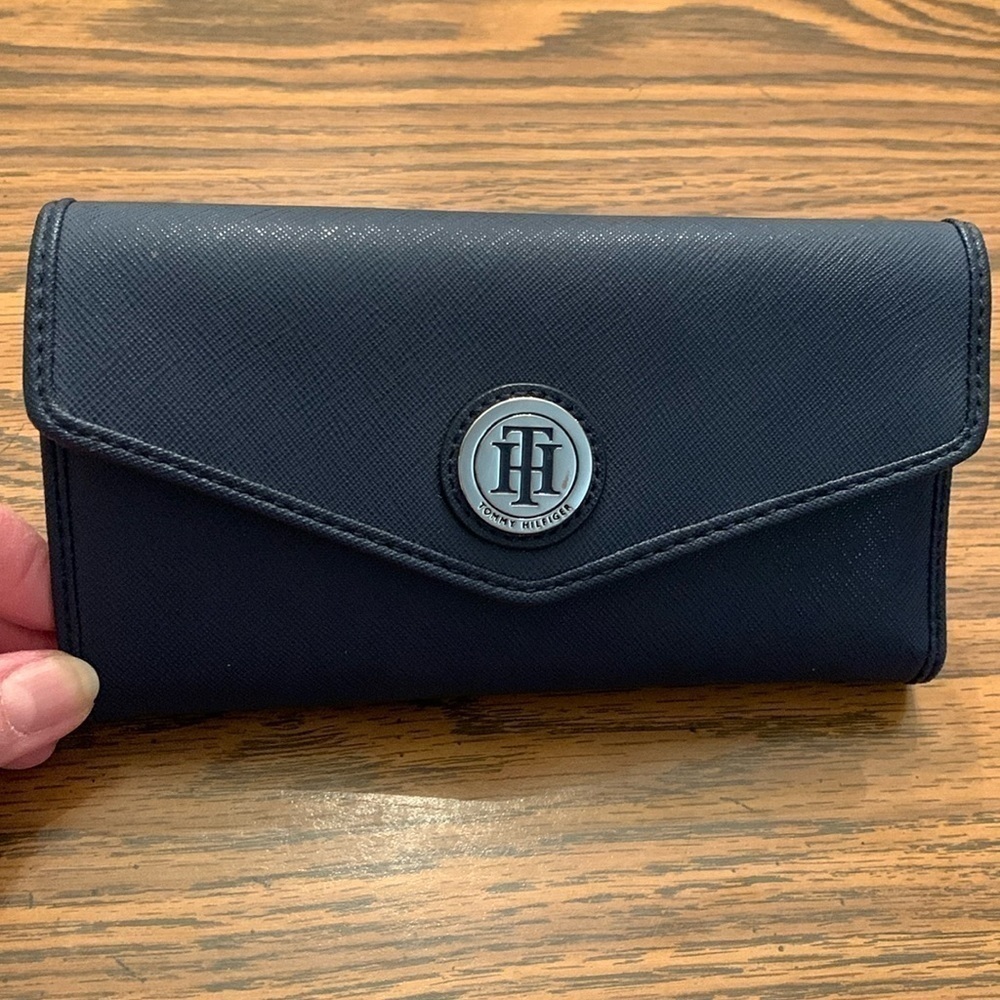 Tommy Hilfiger Womens Blue Faux Leather Wallet. Multi-Storage 12 card ID/checks.